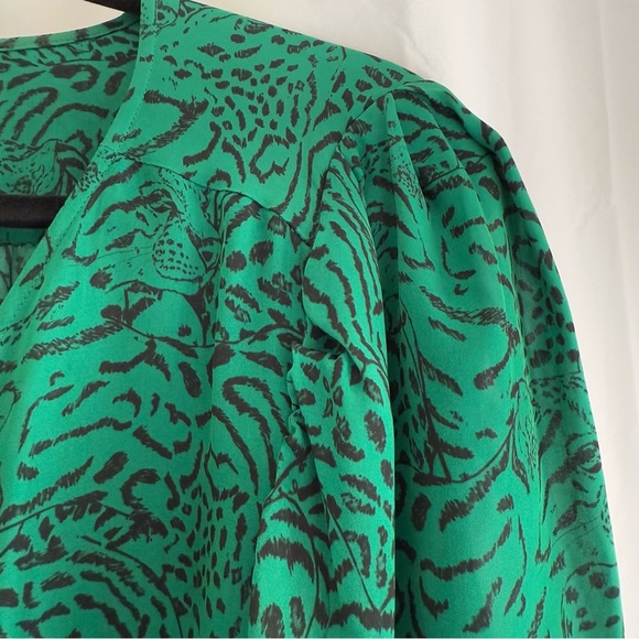 Silk Green Animal Print Wrap Blouse Tie Waist V Neck Women’s Small - Picture 6 of 11